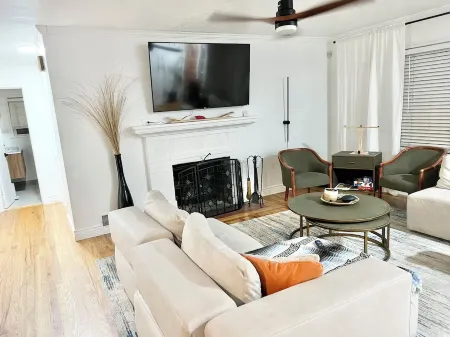 Cozy Reno NV House by DT & UNR w/ pool table Отели рядом с достопримечательностью «Парк Ранчо Сан Рафаел Офф-Лиш Дог»