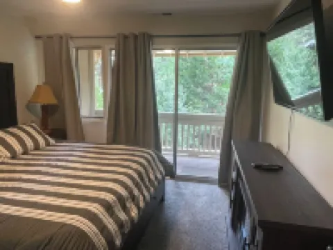 3BR apt. with WiFi BBQ Smart TVs close to Lake Tahoe, boat launch, biking trails Hotels in Dollar Point