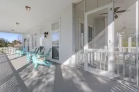 Fabulous Beach Retreat! Walk to the water...