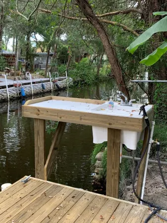 Waterfront Retreat with fenced yard, porch + bar, canal views, NEW DOCK Отели рядом с достопримечательностью «Get Up and Go Kayaking - The Chaz»