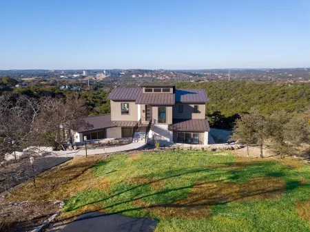 Bridge to Happiness: Cross the entry bridge into a gorgeous 4 bedrooms residence