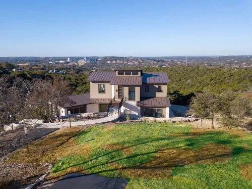 Bridge to Happiness: Cross the entry bridge into a gorgeous 4 bedrooms residence فنادق في Lost Creek