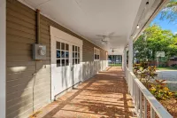 Charming Tampa Lakehouse - Prime Location close to everything! Hotels in Lake Magdalene