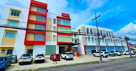 VELA HOTEL Отели рядом с достопримечательностью «Бикол Юниверсити Колледж оф Сайенс»