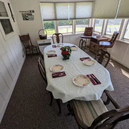 Comfy Country home. Pet friendly, 5 bedrooms, AC, WIFI, just outside Farmington