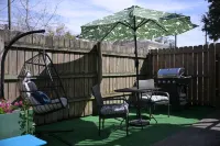 The Jungle Nook: Themed,Steps to Forsyth,King Bed,Grill,Games,Picnic Basket