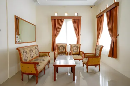 RedDoorz Near Stadion 45 Karanganyar Отели в г. Sragen Regency