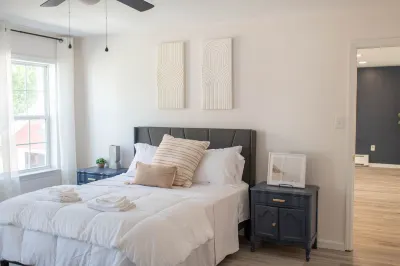 Downtown Alex Bay home- Newly Renovated! Hotels near Heart Island