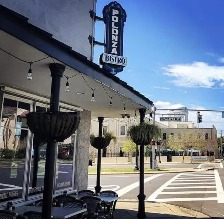 2 bd 1 bath home - King bed - close to beaches&downtown - backyard with firepit