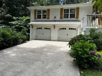 White House on a hillPet f., close to wedding venues, Roswell, Milton & Canton.