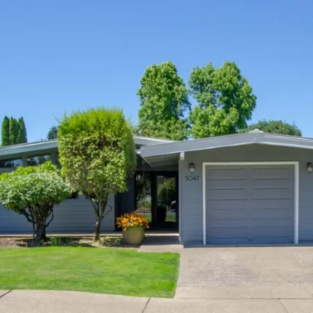 Sparkling Clean Mid Century Modern Home in Ferry Street Bridge Area