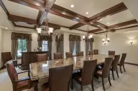 Entire Mansion with Indoor Pool! Perfect for Hosting Groups. on Lake Michigan