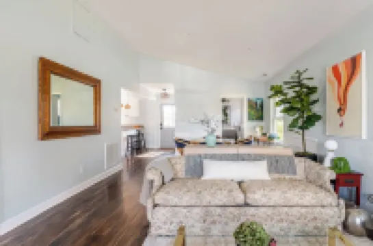 Charming 2Br 2BA Home - Belmont Hist District, Steps from Stowe Manor & Downtown 貝爾蒙特酒店