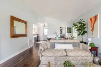 Charming 2Br 2BA Home - Belmont Hist District, Steps from Stowe Manor & Downtown Hotels in South Point