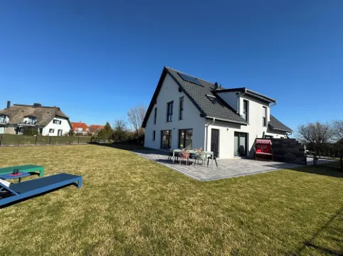 Coastal love! Modern DHH - with sister house up to 12 persons possible.
