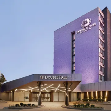 DoubleTree by Hilton Hotel Toronto Airport West Hotels near Kariya Park