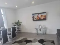 New x2 bedroom apartment free parking & Wi-Fi