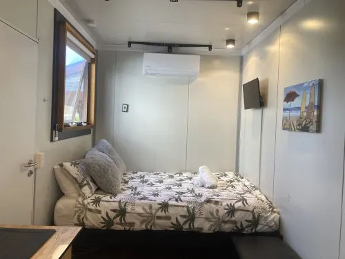 Beautiful little Studio, with an outdoor area- 5 minute walk to the Beach!