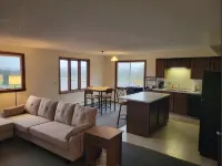 Charming 2-bedroom apartment with WiFi, AC in lovely Conesus