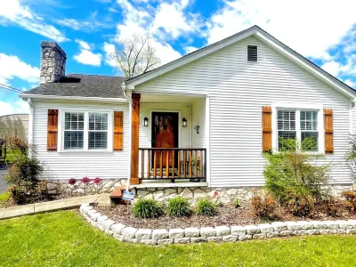 Central Location /3 Miles to Beech Bend & Wku /Garage / Firepit /King Bed /Games Hotels near Fountain Square Park