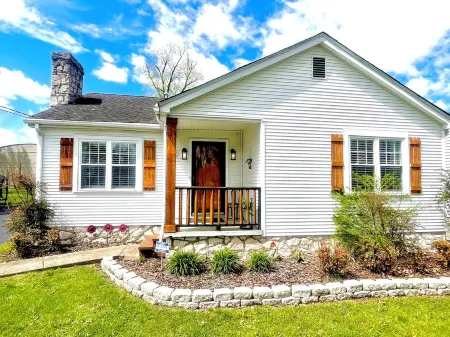 Central Location /3 Miles to Beech Bend & Wku /Garage / Firepit /King Bed /Games