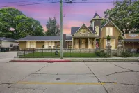 White Squirrel: Charming 2-bed & 2-bath BNB w/Private Parking & Walk to Downtown - 4-Star