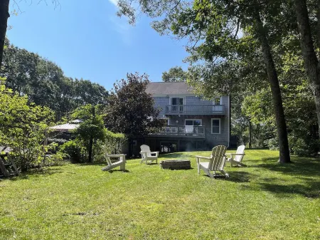 Pool, Large 4+ Bedroom, Lots of Room with Private Yard Отели в г. Сандуич