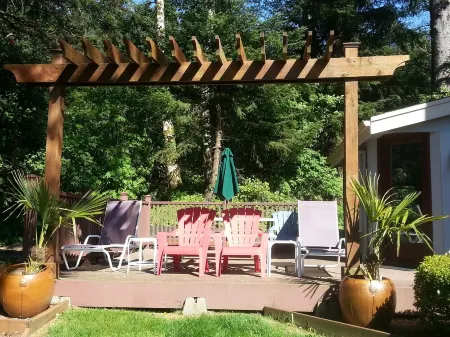 2.5 BLOCKS TO BEACH - 4 BED/3 BATH - INDOOR HOT TUB - OCEAN VIEW -2 PETS WELCOME