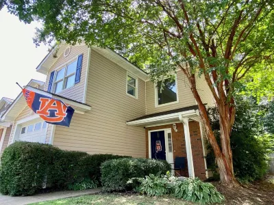 NEWLY RENOVATED, 3 blocks from AU, Game Day House “Caddy’s Shack” Hotels near Auburn University