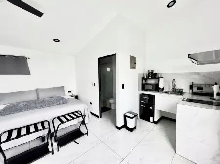 Black & White Apartments Отели рядом с достопримечательностью «Ecological Sanctuary»