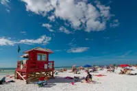 Siesta Key Condo- walk to beautiful beaches, ride a free trolley around the key
