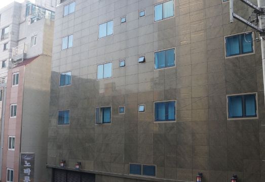 노바루스 관광호텔의 깔끔한 객실 내부