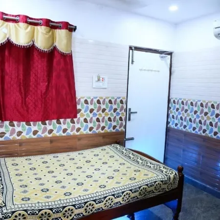 Sri Mahalakshmi Deluxe Lodge