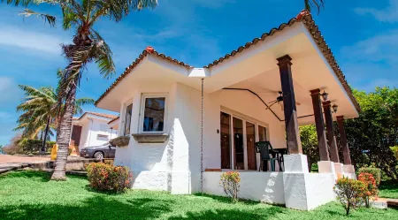 Las Veraneras Villas & Resort Отели рядом с достопримечательностью «Decameron»