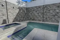 Gulfview Townhouse with Pool and Jacuzzi Hotels in 