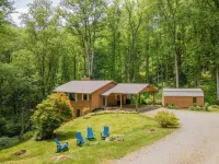 Mountain Creek Escape - 2 Living Rooms, Decks, Fire Pit! Hotels near Noon
