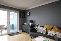 Hughes Contemporary Home in Barnstaple 반스터플 호텔