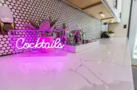 Iconic 3BD Entire House in The Heart Of Pittsburg Hotels in Green Tree