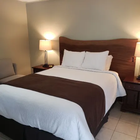 Adventure the Bruce Inn - Recently Renovated with Outdoor Hot Tub