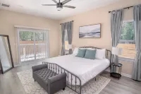 Beautiful Fenced 3Br 2BA Near Exciting Downtown - Bungalows