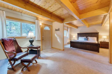 Ember by AvantStay Majestic Entertainers Home w Pine Tree Views & Close to Meek's Bay Отели в г. Tahoma