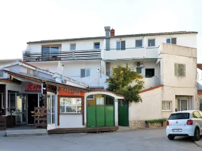 Apartments Helena فنادق في Tisno