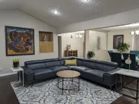 Modern Luxe Family & Groups Friendly Bungalow with Patio & Workspace - balcón