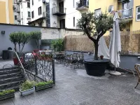 Lion University & Youth Hostel Milano فنادق في 