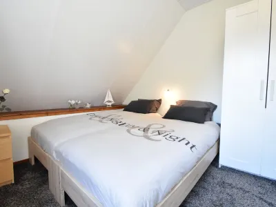 Cozy Holiday Home in Zonnemaire Near Lakebeach