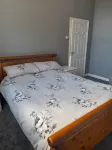 1 Bedroom apartment with a 5 minute walk into the town. Enclosed garden.