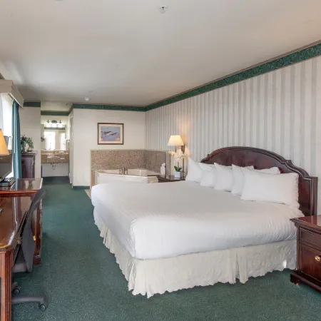 Emerald Dolphin Inn & Mini Golf