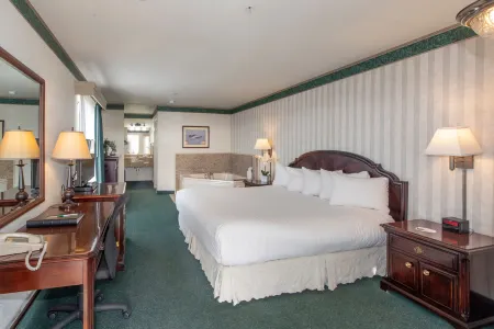 Emerald Dolphin Inn & Mini Golf