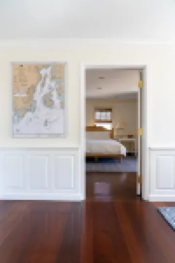 Spacious 1 bedroom apartment in town with a water view! カムデンのホテル