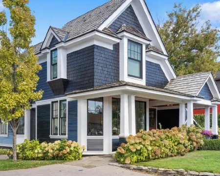 Downtown 2nd Floor Apartment with Dramatic Lake Views. Hotels in Petoskey